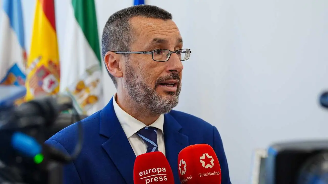 Archivo - El alcalde de la L&iacute;nea de la Concepci&oacute;n, Jos&eacute; Juan Franco Rodr&iacute;guez atiende a los medios de comunicaci&oacute;n. 
