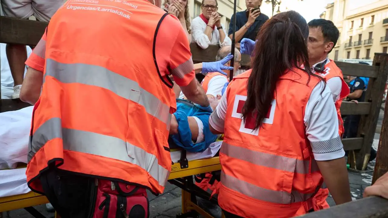 voluntarios de la Cruz Roja atienden a herido del &uacute;ltimo encierro de los Sanfermines de 2026, a 14 de julio de 2026, en Pamplona, Navarra (Espa&ntilde;a). Los toros de la ganader&iacute;a Jandilla clausuran las fiestas de San Ferm&iacute;n con su participaci&oacute;n en el octavo encierro de las fiestas.