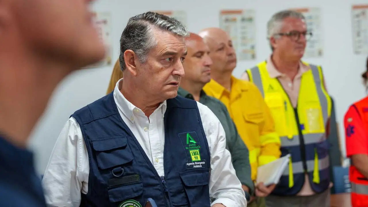 El consejero de presidencia, sanidad y emergencia, Antonio Sanz en el PMA del incendio forestal de los Gallardos. A 12 de julio de 2026 en los Gallardos, Almer&iacute;a (Andaluc&iacute;a, Espa&ntilde;a). El presidente de la Junta de Andaluc&iacute;a, Juanma Moreno y la ministra de d