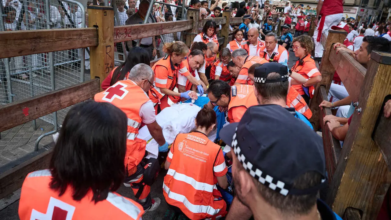 voluntarios de la Cruz Roja atienden a herido del &uacute;ltimo encierro de los Sanfermines de 2026, a 14 de julio de 2026, en Pamplona, Navarra (Espa&ntilde;a). Los toros de la ganader&iacute;a Jandilla clausuran las fiestas de San Ferm&iacute;n con su participaci&oacute;n en el octavo encierro de las fiestas.