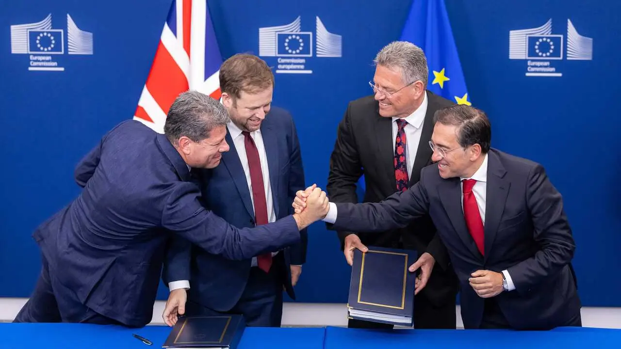 Elcomisario Maros Sefcovic y el secretario de Estado brit&aacute;nico para Europa, Stephen Doughty, sostienen el Tratado de Gibraltar, mientras saludan la firma el ministro de Exteriores, Jos&eacute; Manuel Albares, y el ministro presidente de Gibraltar, Fabian Picardo