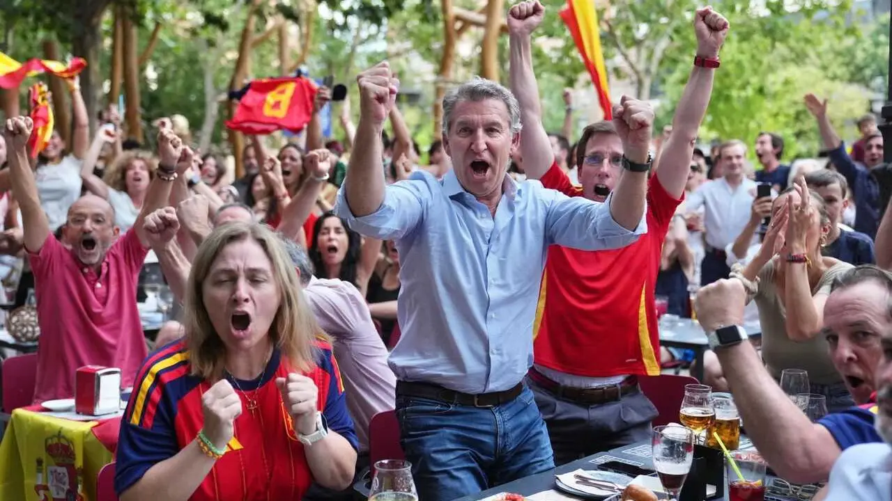 El presidente del Partido Popular, Alberto N&uacute;&ntilde;ez Feij&oacute;o, celebrando la victoria de Espa&ntilde;a contra Francia en la semifinal del Mundial de f&uacute;tbol, junto al alcalde de madrid, Jos&eacute; Luis Mart&iacute;nez-Almeida.