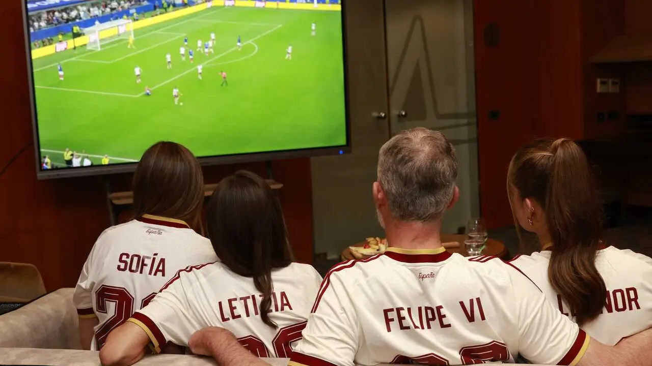 (I-D) La Intanta Sof&iacute;a; la Reina Letizia; el Rey Felipe VI; y la Princesa Leonor; visualizan el partido de semifinales del Mundial de f&uacute;tbol entre Espa&ntilde;a y Francia, a 14 de julio de 2026, en Madrid (Espa&ntilde;a).