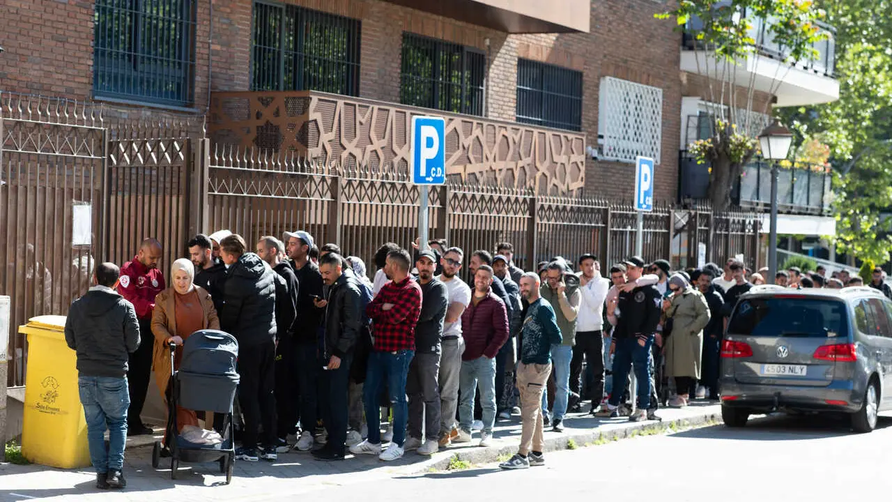 Archivo - Varias personas hacen cola para entrar en la Embajada y Consulado de Marruecos.