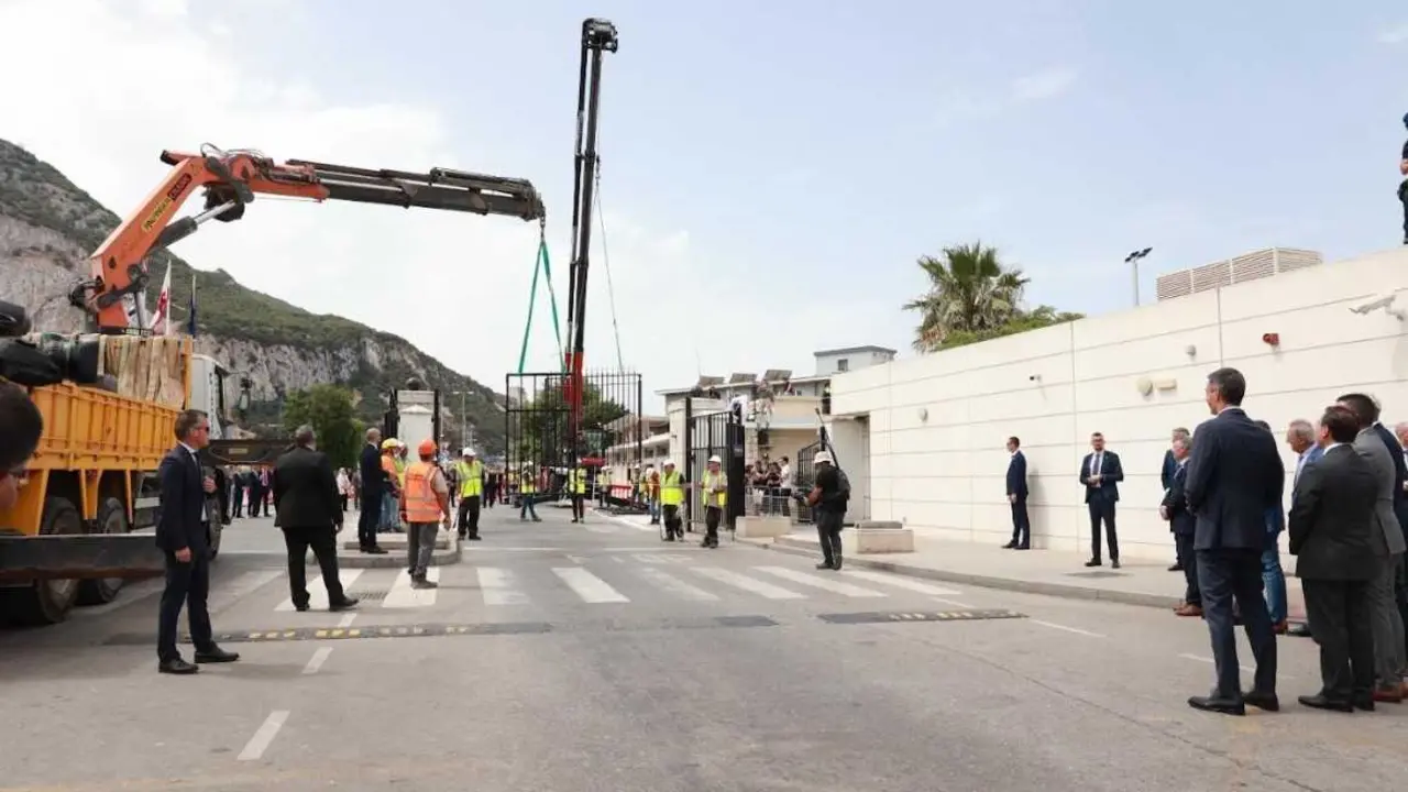 Pedro S&aacute;nchez asiste a la demolici&oacute;n de la Verja de Gibraltar