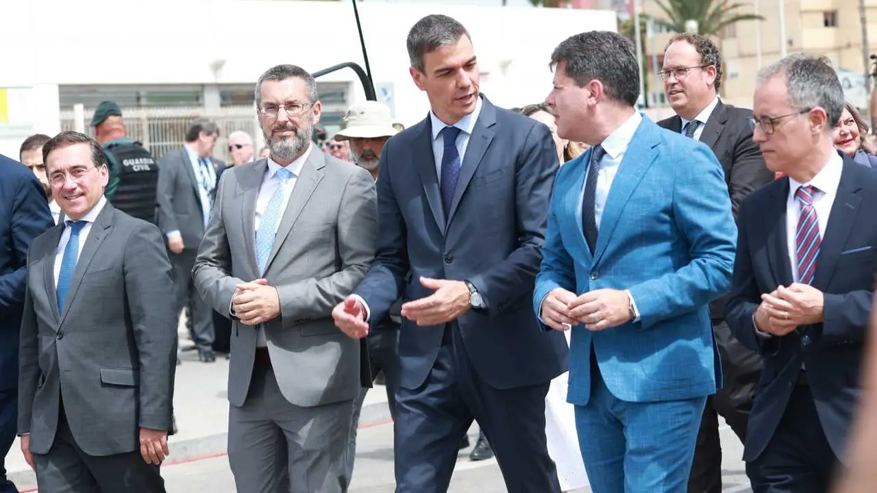 El presidente del Gobierno, Pedro S&aacute;nchez, acompa&ntilde;ado por el ministro principal de Gibraltar, Fabi&aacute;n Picardo, entre otros, en el acto de la retirada de la Verja.