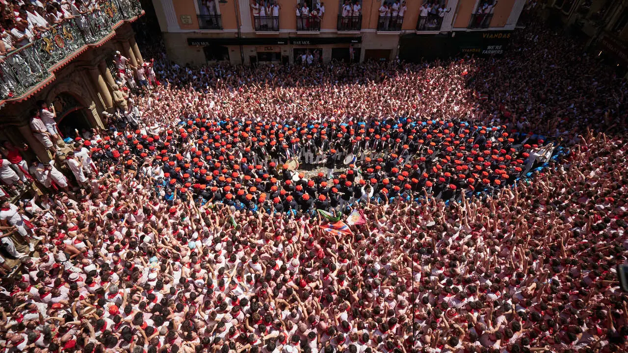La salida de los gaiteros desde el interior del Ayuntamiento de Pamplona a la Plaza Consistorial despues del  Chupinazo de San Ferm&iacute;n 2026, en la Plaza del Ayuntamiento, a 6 de julio de 2026, en Pamplona, Navarra (Espa&ntilde;a). El Chupinazo marca el inicio oficial de las fiestas de San Ferm&iacute;n que se prolongan hasta el 14 de julio. En esta edici&oacute;n, la Subdirecci&oacute;n de Urgencias de Navarra es la encargada de prender la mecha del cohete, en reconocimiento a su labor durante los encierros.