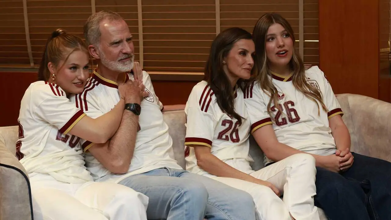 (I-D) La Princesa Leonor; el Rey Felipe VI, la Reina Letizia; y la Infanta Sofia; visualizan el partido de semifinales del Mundial de f&uacute;tbol entre Espa&ntilde;a y Francia, a 14 de julio de 2026, en Madrid (Espa&ntilde;a).