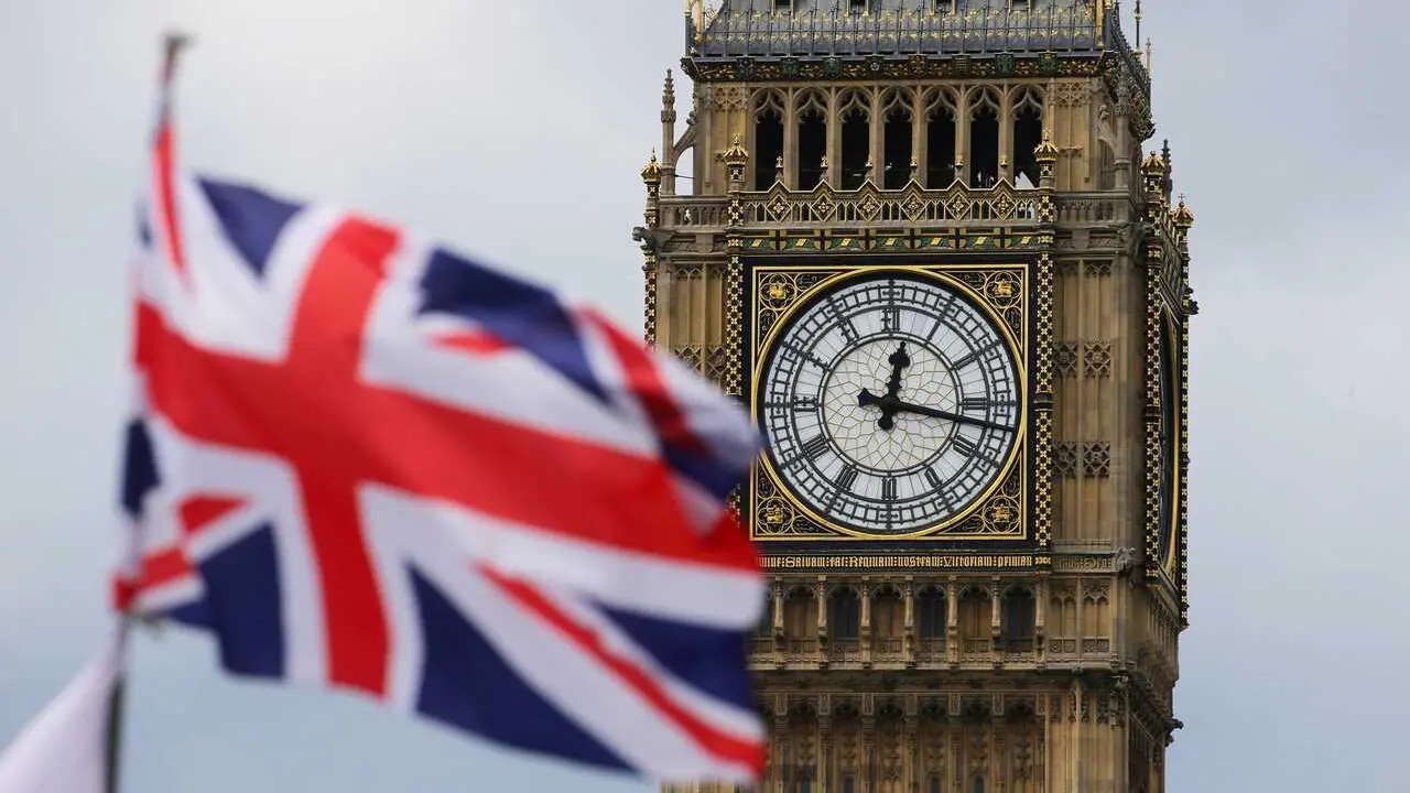 Archivo - Bandera del Reino Unido con el Big Ben de fondo, en Londres.