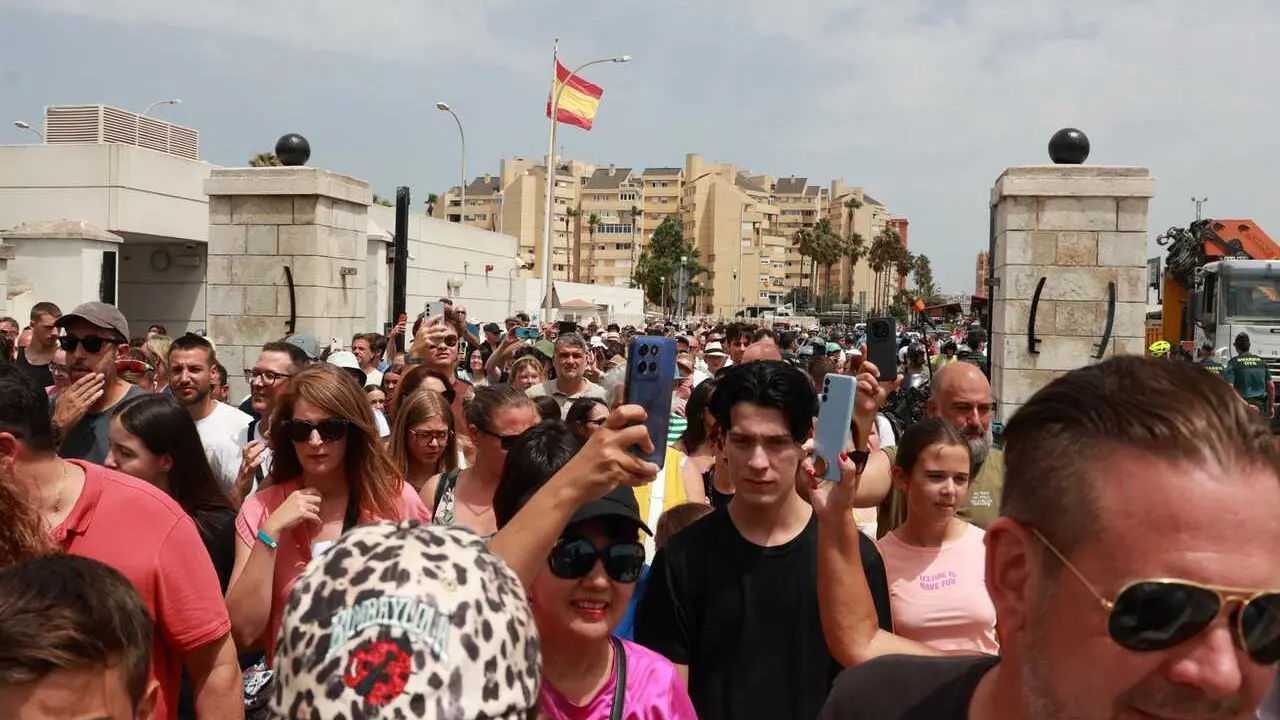 Vecinos de la L&iacute;nea pasan a Gibraltar sin detenerse en un control en el primer d&iacute;a sin Verja. A 15 de julio de 2026 en La L&iacute;nea de la Concepci&oacute;n, C&aacute;diz (Andaluc&iacute;a, Espa&ntilde;a).