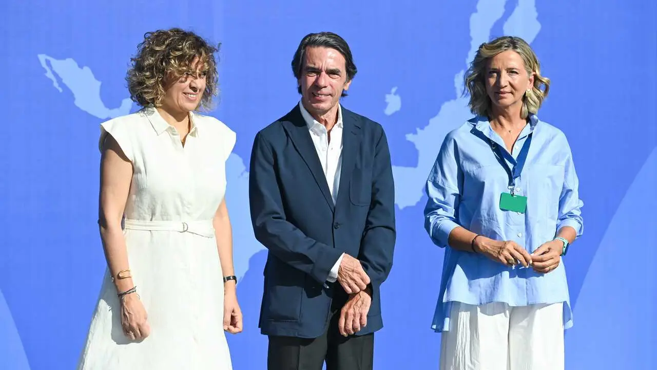 El expresidente del Gobierno, Jos&eacute; Mar&iacute;a Aznar, junto a la secretaria general del PPE, Dolors Montserrat, durante la segunda jornada del EPP Libertas F&oacute;rum, en el Hotel Eurostars Madrid Tower, a 16 de julio de 2026, en Madrid (Espa&ntilde;a). El foro tiene el ob
