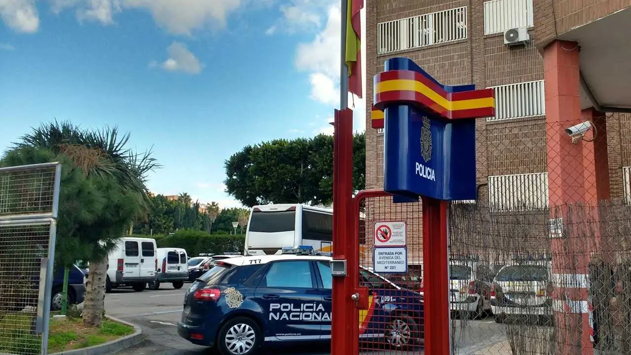 Veh&iacute;culos de la Polic&iacute;a Nacional en la Comisar&iacute;a Provincial de Almer&iacute;a.