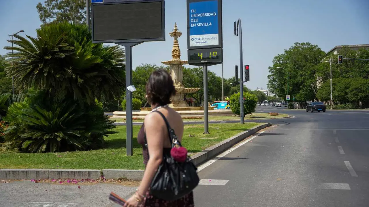 Term&oacute;metro con m&aacute;s de 40 grados de temperatura. A 20 de junio de 2026, en Sevilla (Andaluc&iacute;a, Espa&ntilde;a).Altas temperaturas en Andaluc&iacute;a en una jornada con avisos de nivel naranja y amarillo en varias provincias