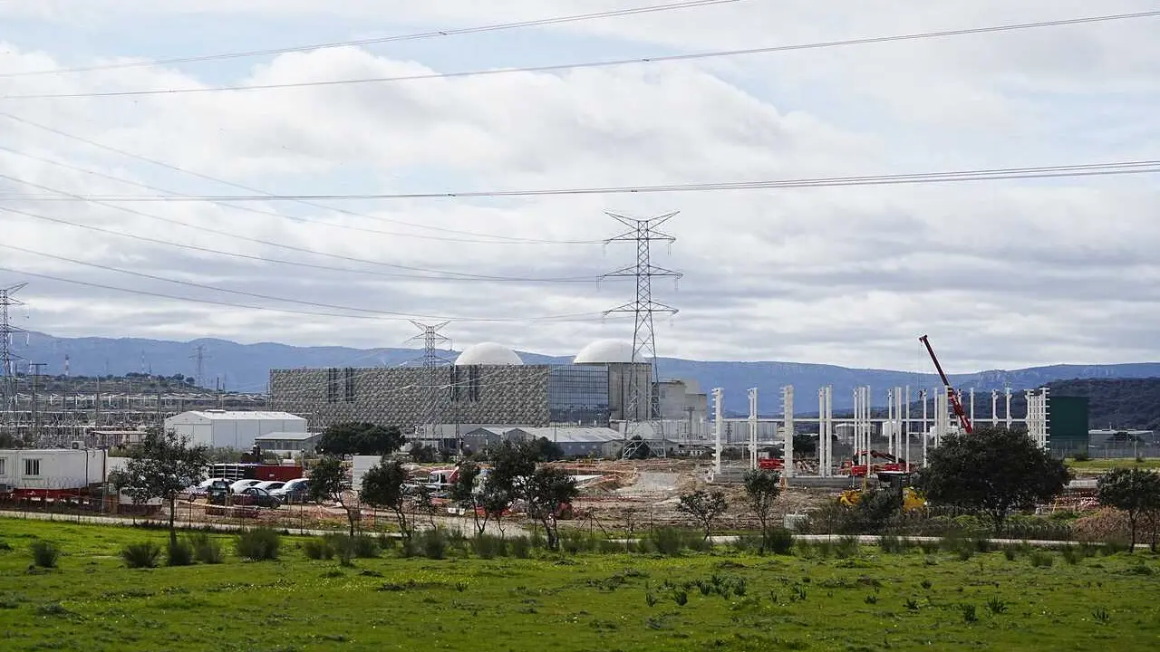 Archivo - Vista de la central nuclear de Almaraz, a 16 de febrero de 2026, en Navalmoral de la Mata, C&aacute;ceres, Extremadura (Espa&ntilde;a). 