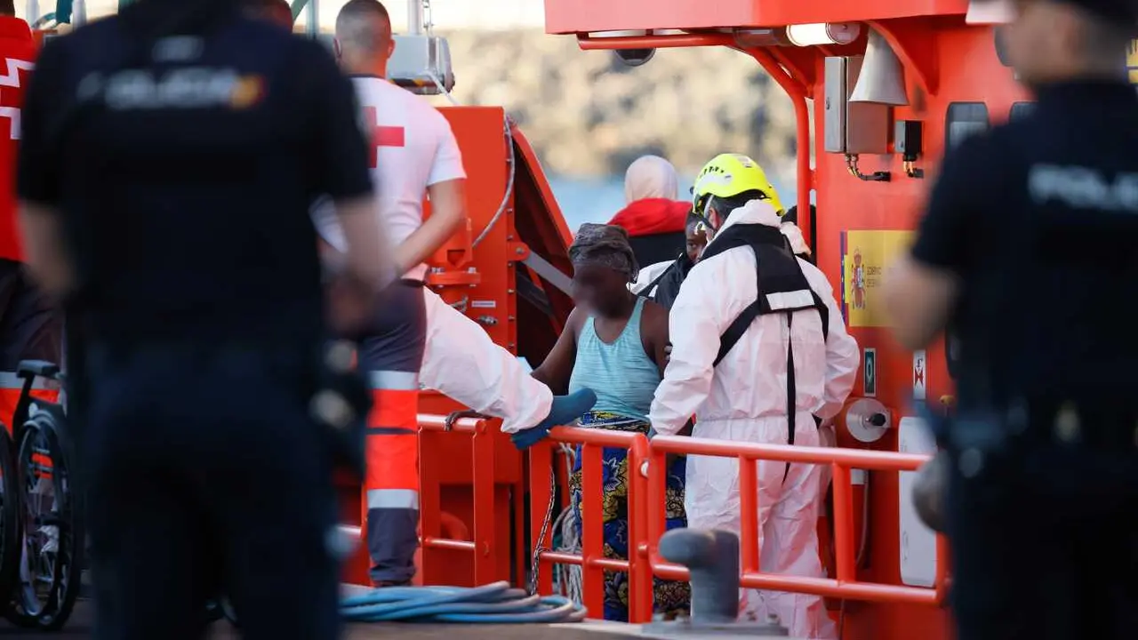 Archivo - Varios migrantes son rescatados y trasladados por Salvamento Mar&iacute;timo al puerto de Arguinegu&iacute;n, a 15 de enero de 2026, en Gran Canaria, Canarias (Espa&ntilde;a). 