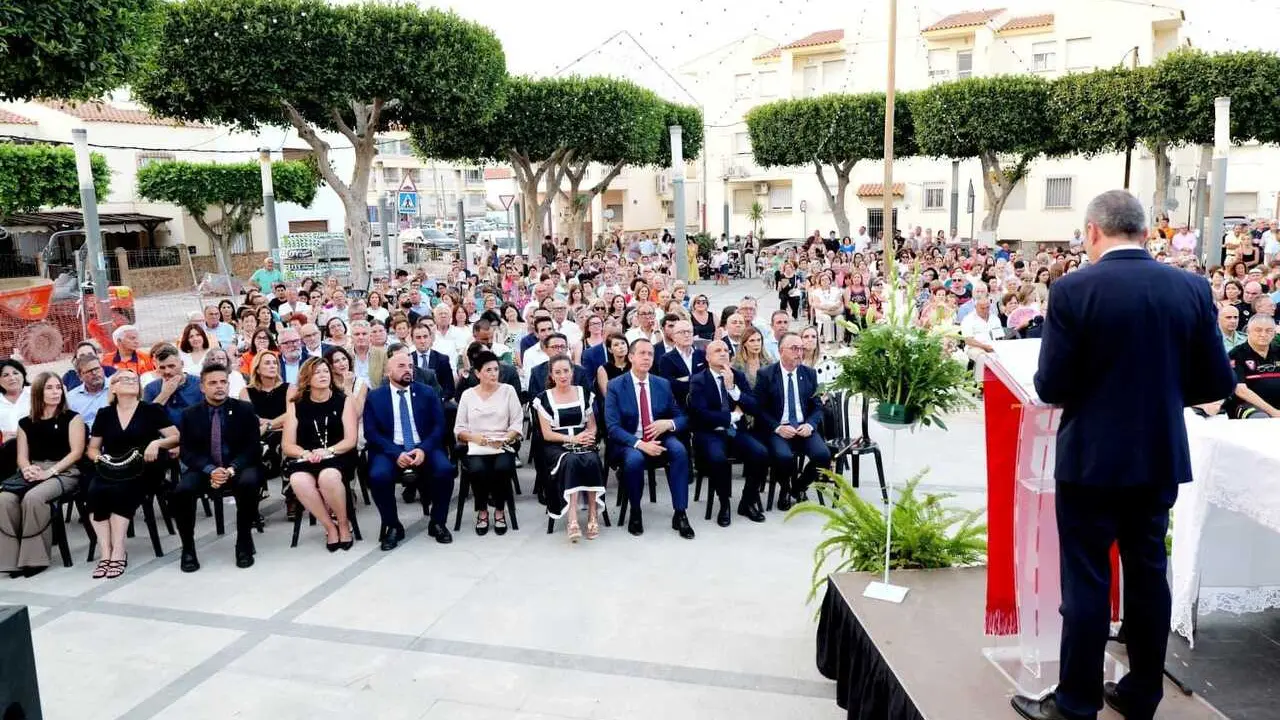 Autoridades y vecinos asisten a la misa celebrada en Los Gallardos (Almer&iacute;a) en homenaje a las v&iacute;ctimas y a los 'h&eacute;roes'del incendio.