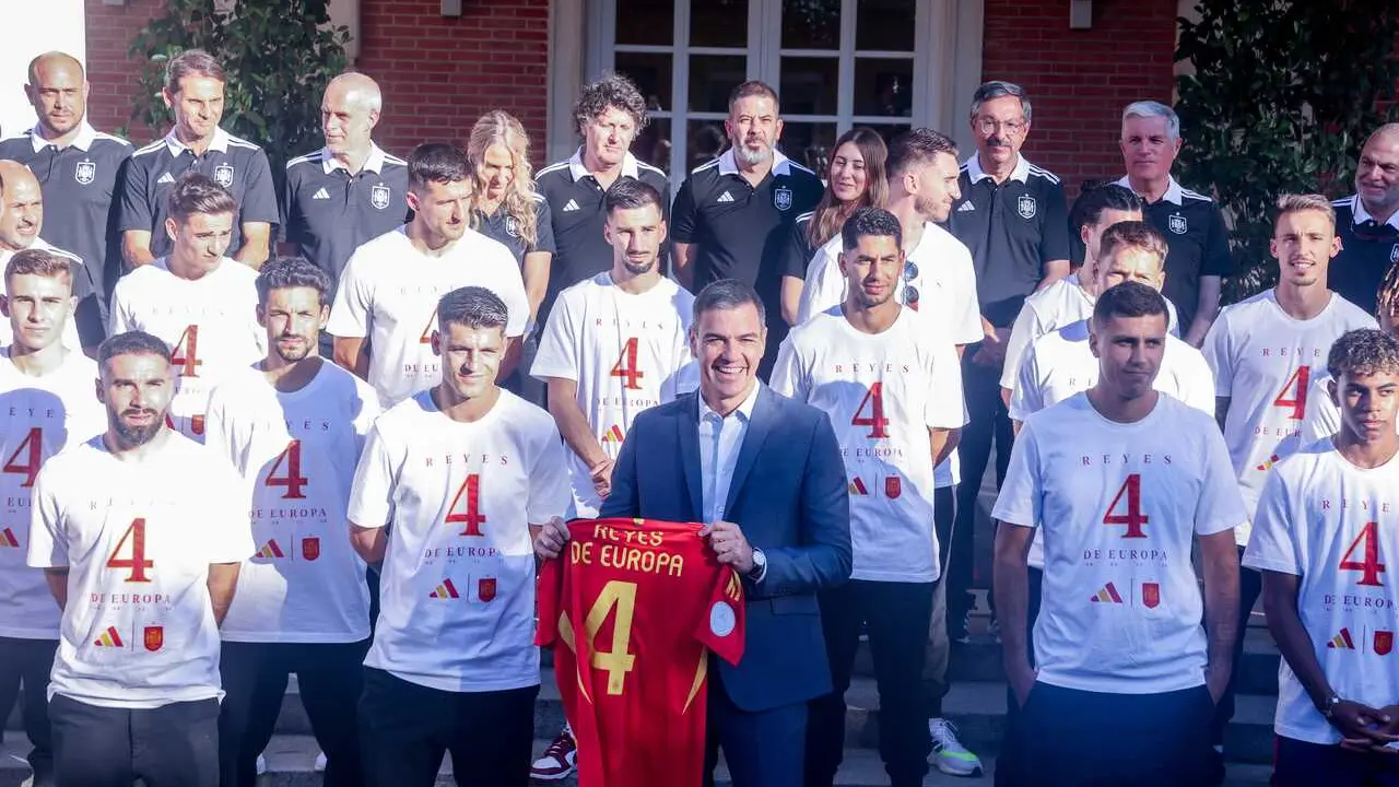Archivo - El presidente del Gobierno, Pedro S&aacute;nchez, recibe a la Selecci&oacute;n espa&ntilde;ola de F&uacute;tbol, campeona de la Eurocopa 2024, en el Complejo de la Moncloa, a 15 de julio de 2024, en Madrid (Espa&ntilde;a)