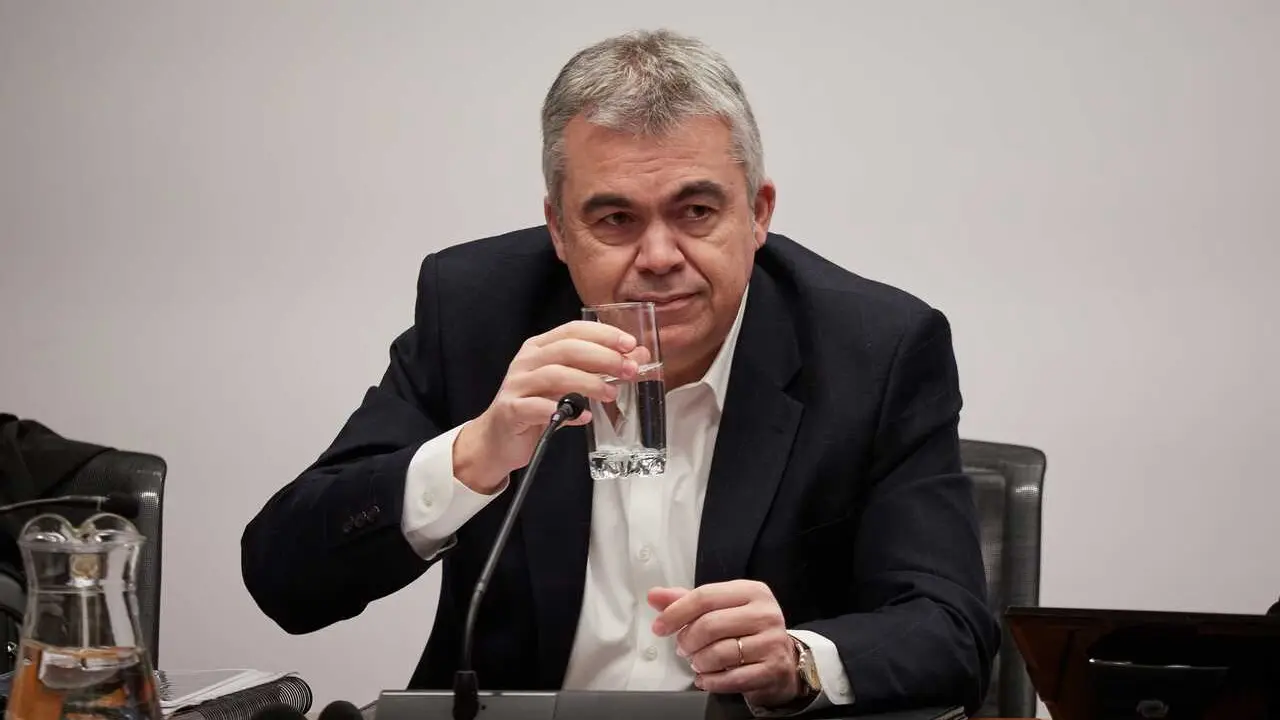Archivo - El exsecretario de organizaci&oacute;n del PSOE Santos Cerd&aacute;n comparece en la Comisi&oacute;n de Investigaci&oacute;n sobre adjudicaciones p&uacute;blicas del Parlamento de Navarra, a 11 de febrero de 2026, en Pamplona, Navarra (Espa&ntilde;a). 