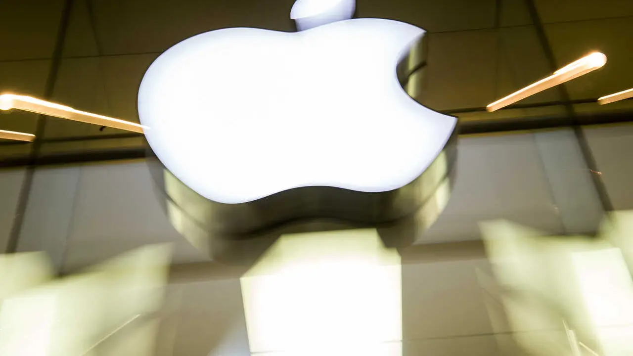 Archivo - FILED - 17 February 2016, Munich: A general view of the Apple logo on the facade of the Apple store in Munich. The lower court of the European&nbsp;Union is to rule on Apple and Ireland's appeal against an order for Dublin to recuperate 13 billions e