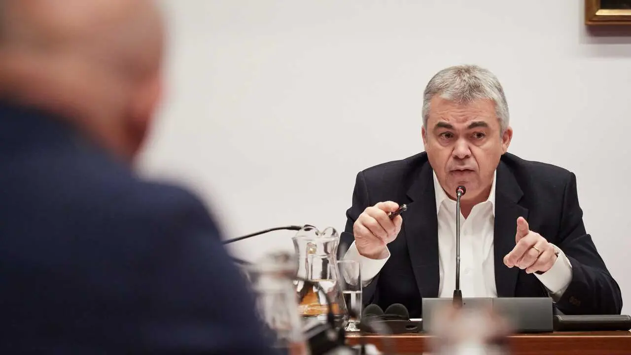 Archivo - El exsecretario de organizaci&oacute;n del PSOE Santos Cerd&aacute;n comparece en la Comisi&oacute;n de Investigaci&oacute;n sobre adjudicaciones p&uacute;blicas del Parlamento de Navarra, a 11 de febrero de 2026, en Pamplona, Navarra (Espa&ntilde;a). 