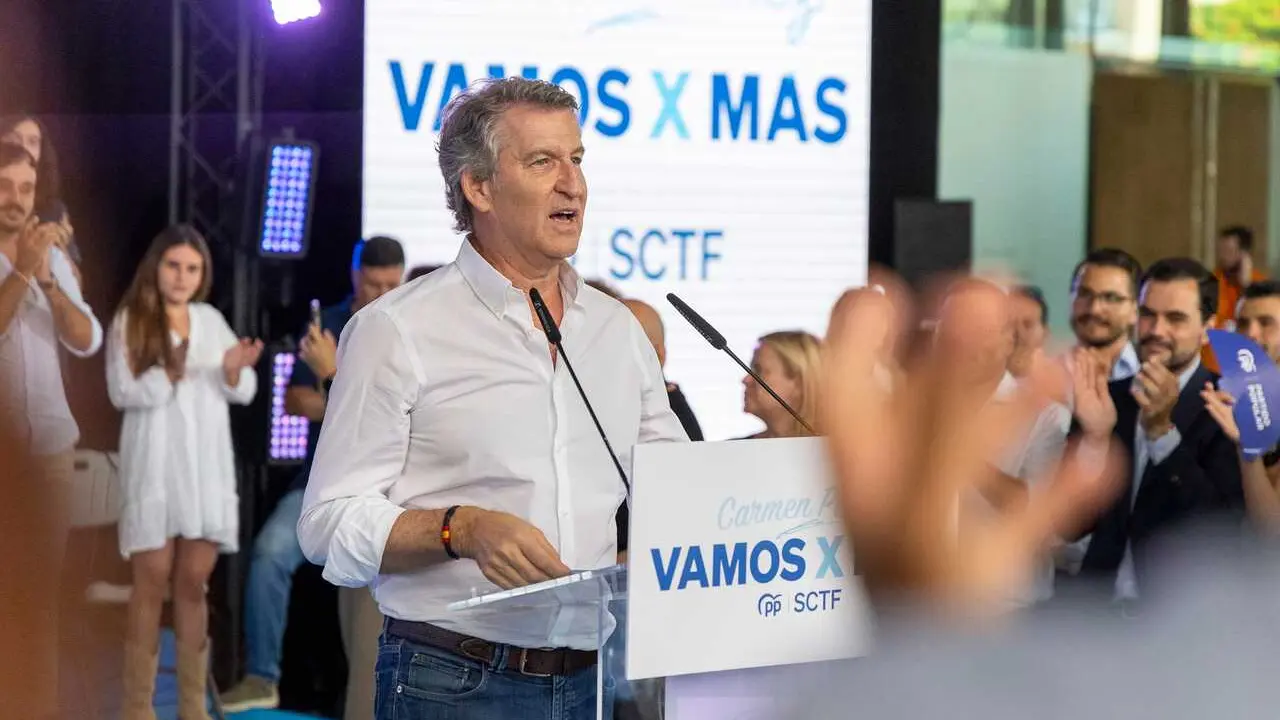 El presidente del Partido Popular, Alberto N&uacute;&ntilde;ez Feij&oacute;o, durante la presentaci&oacute;n oficial de Carmen P&eacute;rez como candidata del Partido Popular a la alcald&iacute;a de Santa Cruz de Tenerife, a 17 de julio de 2026, en Santa Cruz de Tenerife, Islas Canarias (Espa&ntilde;a).