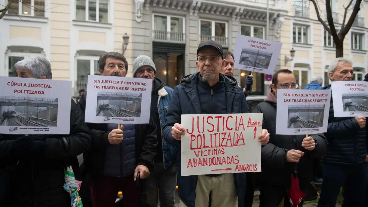 Archivo - Varias personas durante la concentraci&oacute;n en rechazo a la absoluci&oacute;n del exdirector de seguridad de Adif tras el accidente de Angrois, a 26 de enero de 2026, en Madrid (Espa&ntilde;a). El accidente ferroviario de Angrois, en 2013, dej&oacute; 80 muertos y m&aacute;s 