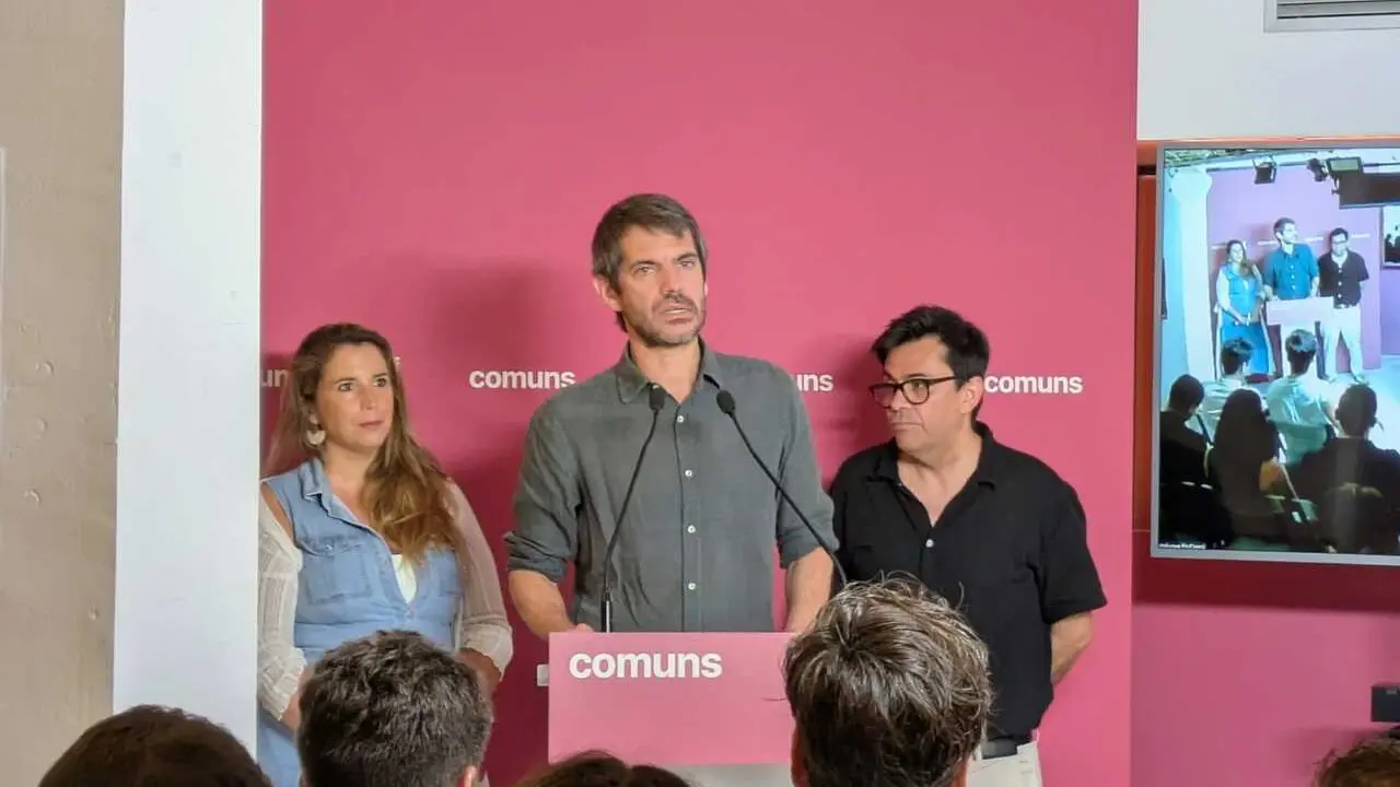 El ministro de Cultura, Ernest Urtasun, la coordinadora de los Comuns Candela L&oacute;pez y el portavoz de los Comuns Gerardo Pisarello