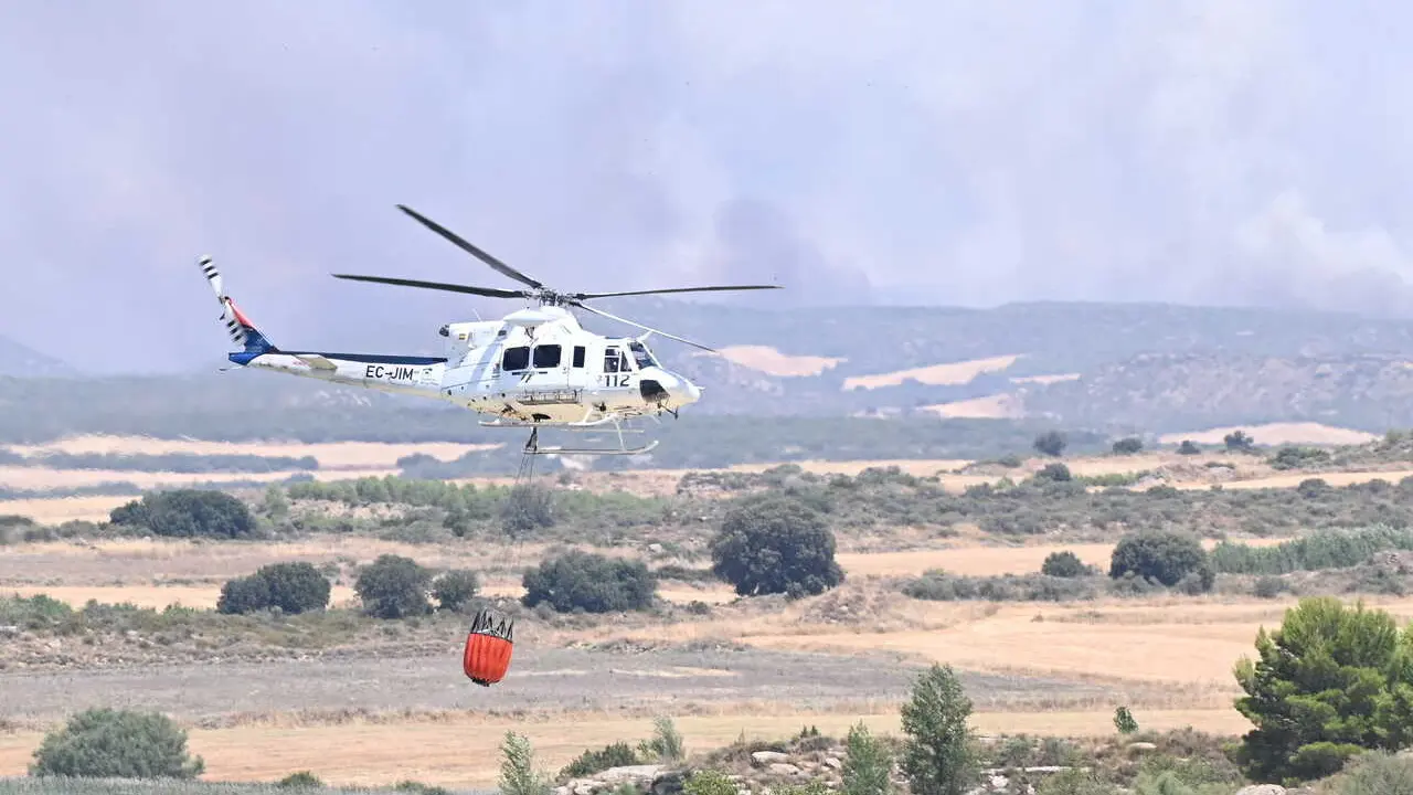 Un helic&oacute;ptero contribuye en las labores de extinci&oacute;n del incendio, a 16 de julio de 2026, en Cinco Villas, Zaragoza, Arag&oacute;n (Espa&ntilde;a).   