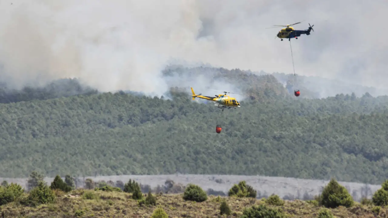 Medios a&eacute;reos trabajan en la extinci&oacute;n del incendio, a 17 de julio de 2026, en La Mierla, Guadalajara, Castilla-La Mancha (Espa&ntilde;a). La evoluci&oacute;n del incendio declarado este jueves, 16 de julio, en la poblaci&oacute;n guadalajare&ntilde;a de La Mierla ha provocado que e