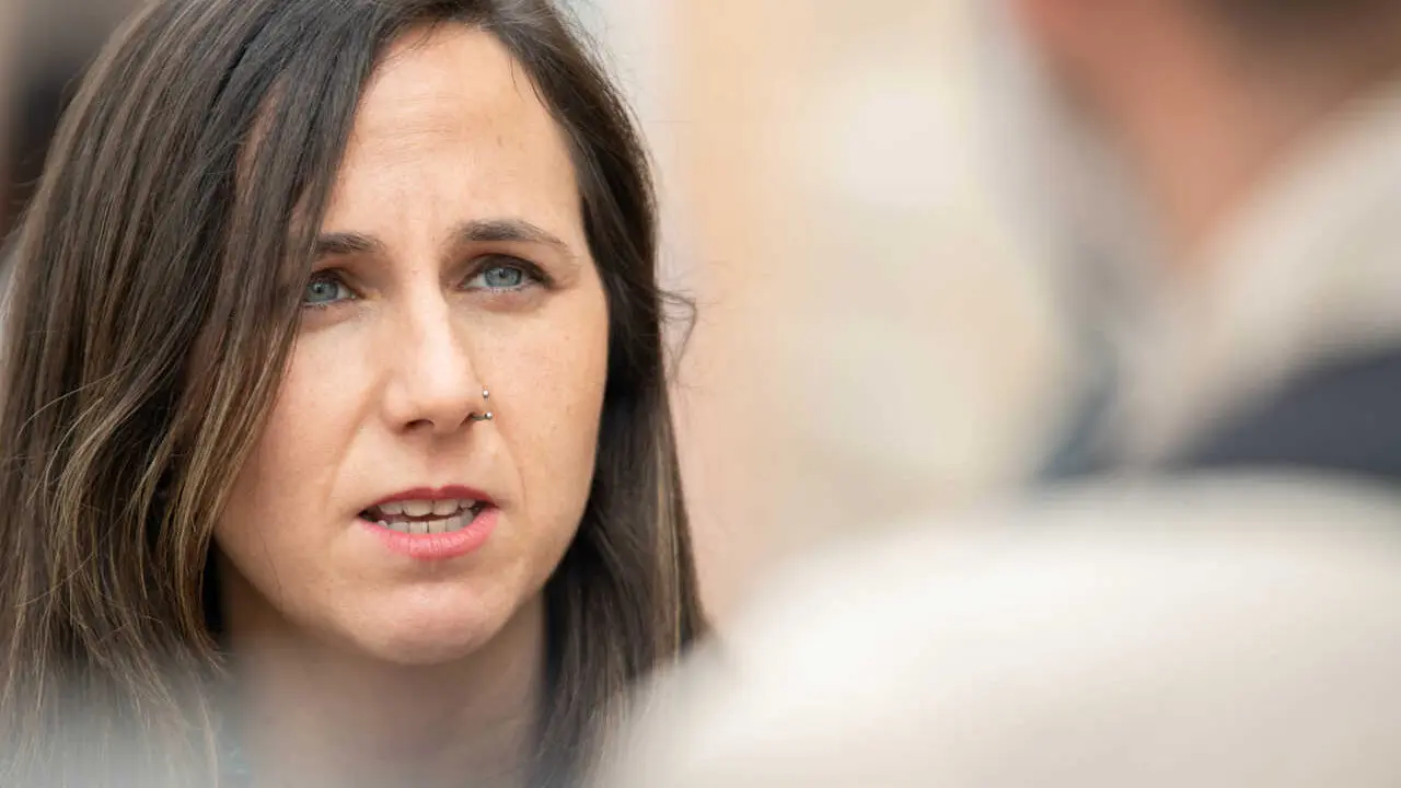 La secretaria general de Podemos, Ione Belarra, ofrece declaraciones a los medios en la visita al Festival Internacional de Teatro Cl&aacute;sico, a 18 de julio de 2026, en Almagro, Ciudad Real, Castilla-La Mancha (Espa&ntilde;a). El Festival Internacional de Teatro Cl