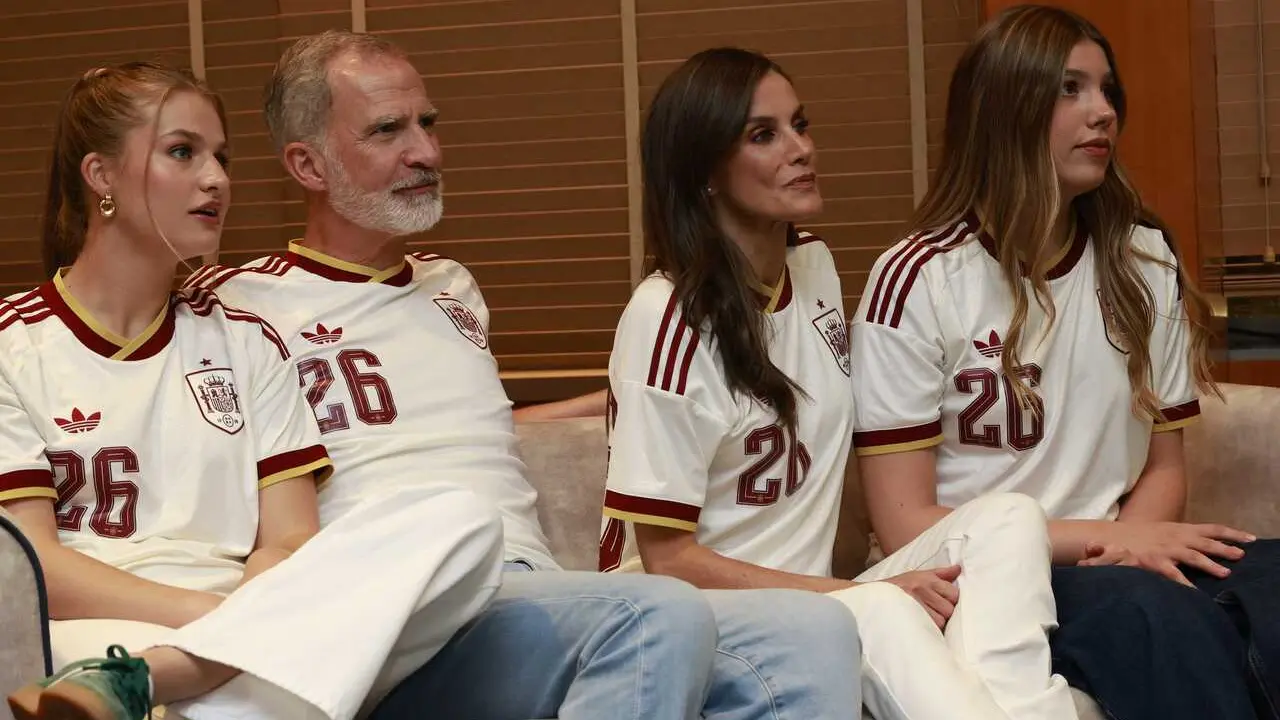 (I-D) La Princesa Leonor; el Rey Felipe VI, la Reina Letizia; y la Infanta Sofia; visualizan el partido de semifinales del Mundial de f&uacute;tbol entre Espa&ntilde;a y Francia, a 14 de julio de 2026, en Madrid (Espa&ntilde;a).