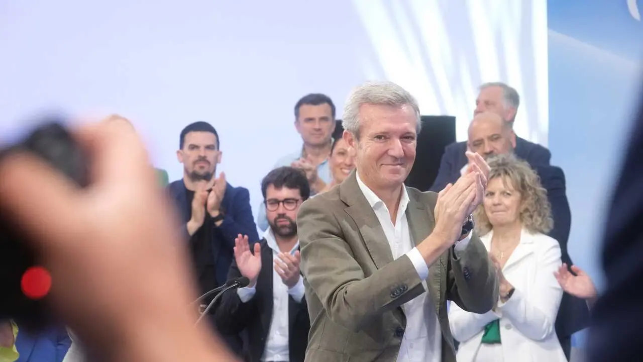 El presidente de la Xunta de Galicia, Alfonso Rueda (c), durante el acto de presentaci&oacute;n de los candidatos a las capitales de provincia para las elecciones municipales de 2027, en Santiago de Compostela, A Coru&ntilde;a, Galicia (Espa&ntilde;a).