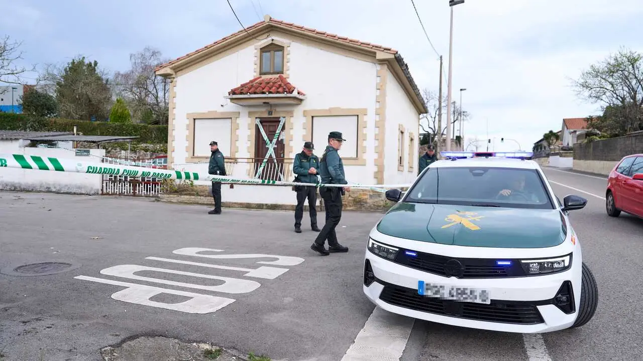 Archivo - Agentes de la Guardia Civil en las inmediaciones de la vivienda donde se produjo el doble homicidio