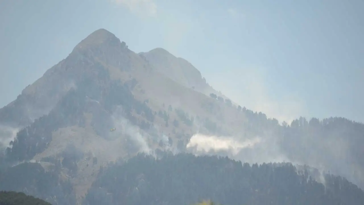 Avi&oacute;n anfibio esta ma&ntilde;ana trabajando en el incendio de Plan.