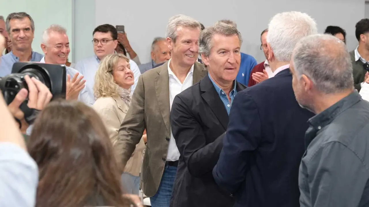El presidente del Partido Popular, Alberto N&uacute;&ntilde;ez Feij&oacute;o (3d), y el presidente de la Xunta de Galicia, Alfonso Rueda (c), durante el acto de presentaci&oacute;n de los candidatos a las capitales de provincia para las elecciones municipales de 2027, en Santiago de