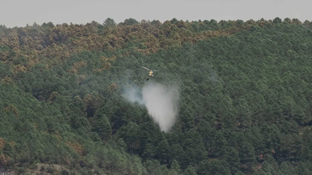 Un helic&oacute;ptero durante las labores de extinci&oacute;n del incendio en La Mierla