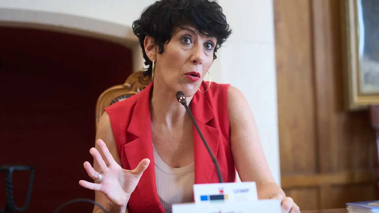 La ministra de Inclusi&oacute;n, Seguridad Social y Migraciones, Elma Saiz, atiende a los medios a su llegada para clausurar el seminario 'Seguridad social, un puente entre generaciones' durante los Cursos de Verano de la Universidad Internacional Men&eacute;ndez Pelay
