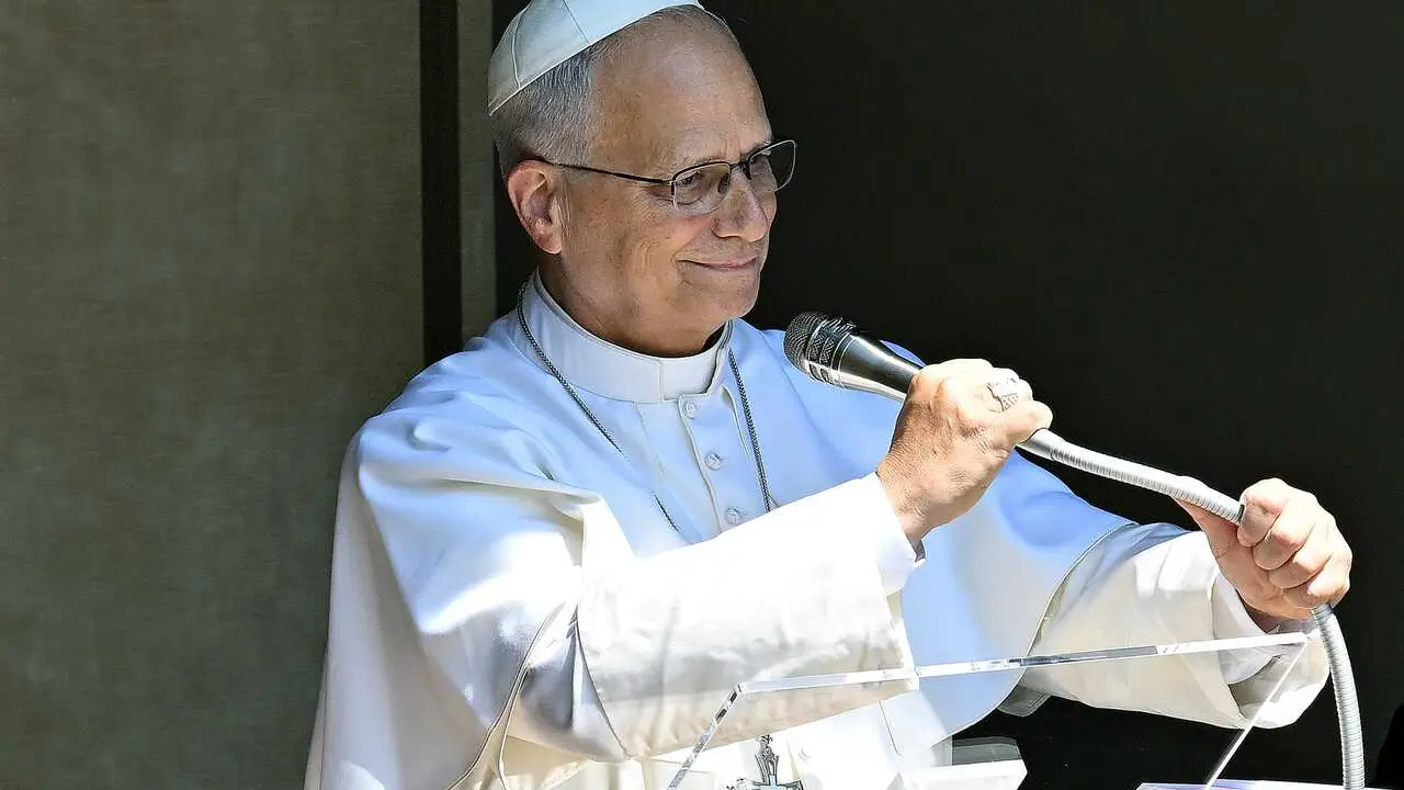 El Papa L&eacute;on XIV durante el &Aacute;ngelus en Castel Gandolfo.