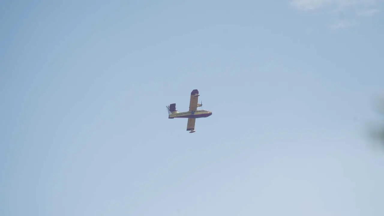 Un avi&oacute;n trabaja en las labores de extinci&oacute;n del incendio, a 18 de julio de 2026, en La Mierla, Guadalajara, Castilla-La Mancha (Espa&ntilde;a). El fuego sigue activo en varios frentes y avanza hacia el municipio de Semillas, ha obligado a evacuar a 529 vecinos 