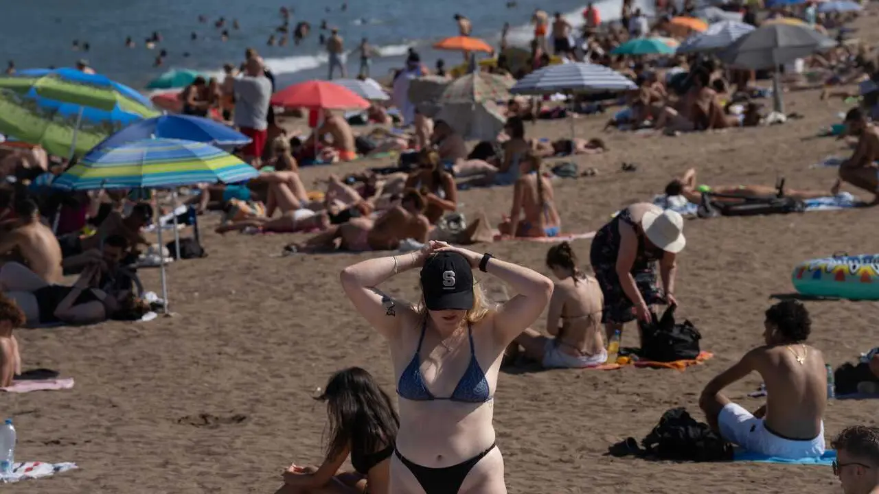 Archivo - Varias personas en la playa, a 17 de julio de 2024, en Barcelona, Catalunya (Espa&ntilde;a). Seg&uacute;n la Agencia Estatal de Meteorolog&iacute;a (Aemet) Barcelona experimentar&aacute; temperaturas elevadas que, junto con altos niveles de humedad, incrementar&aacute;n la sensac