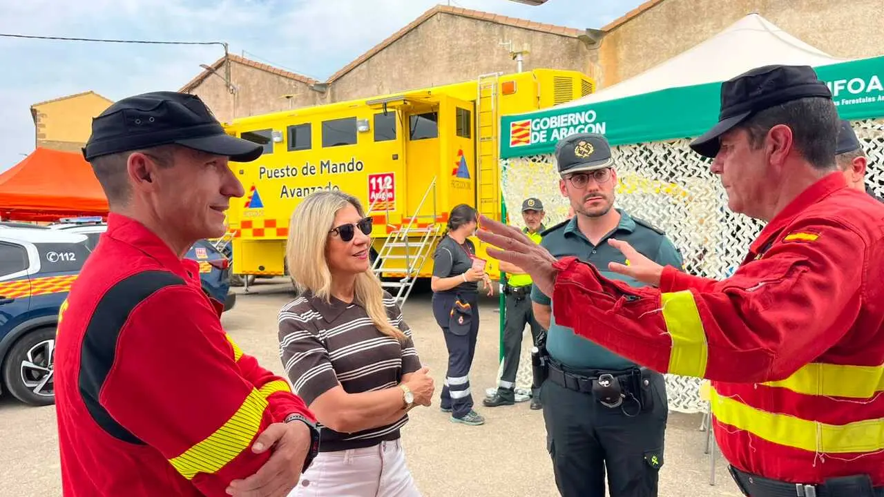 La vicepresidenta del Gobierno de Arag&oacute;n, Mar Vaquero, en el Puesto de Mando Avanzado instalado en Farasdu&eacute;s, donde ha ofrecido las &uacute;ltimas novedades sobre el incendio de las Cinco Villas.