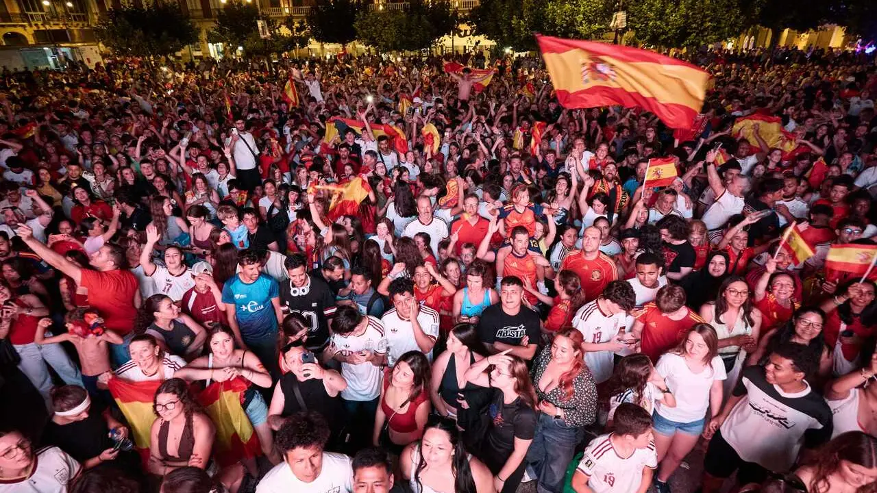 Aficionados de la selecci&oacute;n espa&ntilde;ola celebran la victoria de Espa&ntilde;a durante  la final del Mundial de f&uacute;tbol 2026, en la plaza del Castillo, a 19 de julio de 2026, en Pamplona, Navarra (Espa&ntilde;a).   