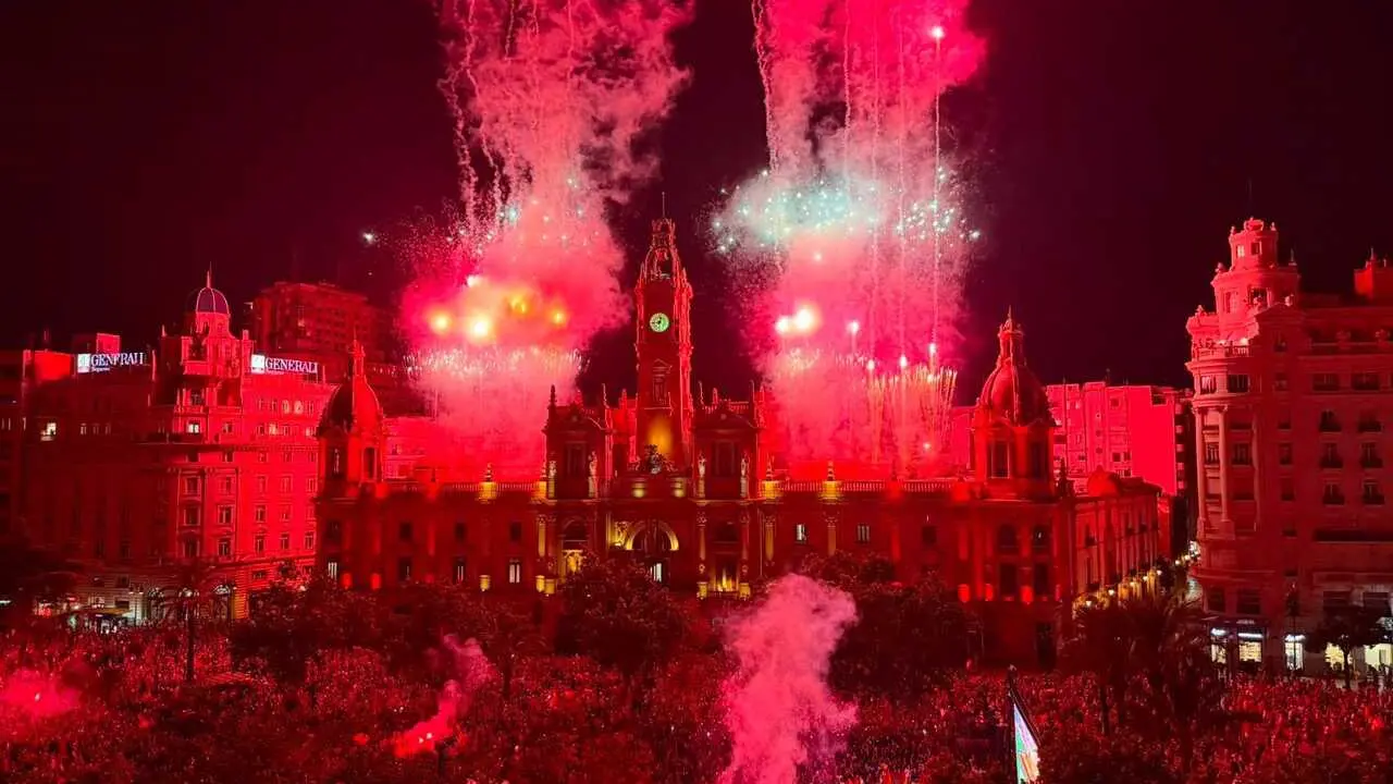 La plaza del Ayuntamiento de Val&egrave;ncia celebra la victoria de la selecci&oacute;n con miles de aficionados y fuegos artificiales