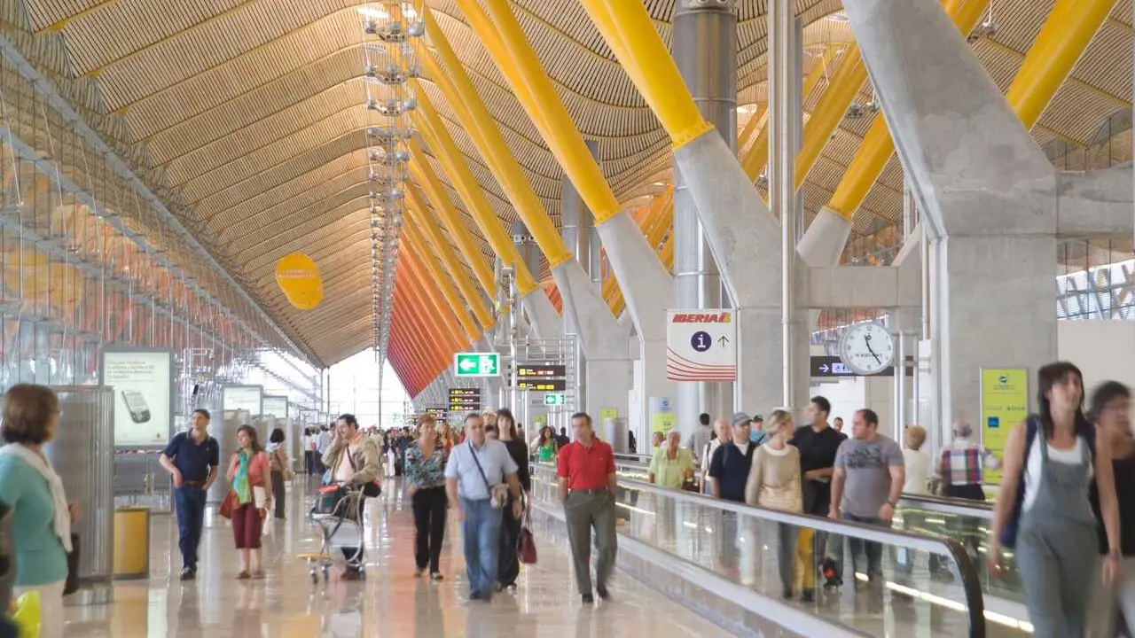 Archivo - Pasajeros de Iberia en la T4