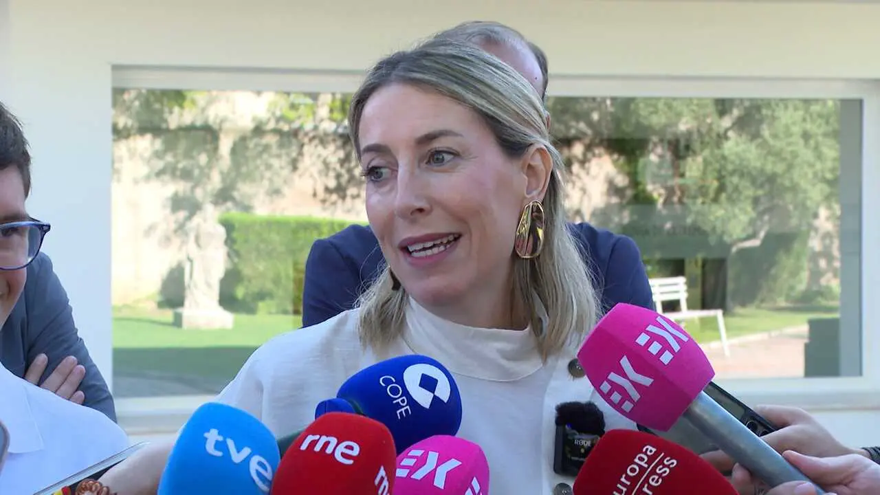 La presidenta de la Junta de Extremadura, Mar&iacute;a Guardiola, atiende a los medios en C&aacute;ceres