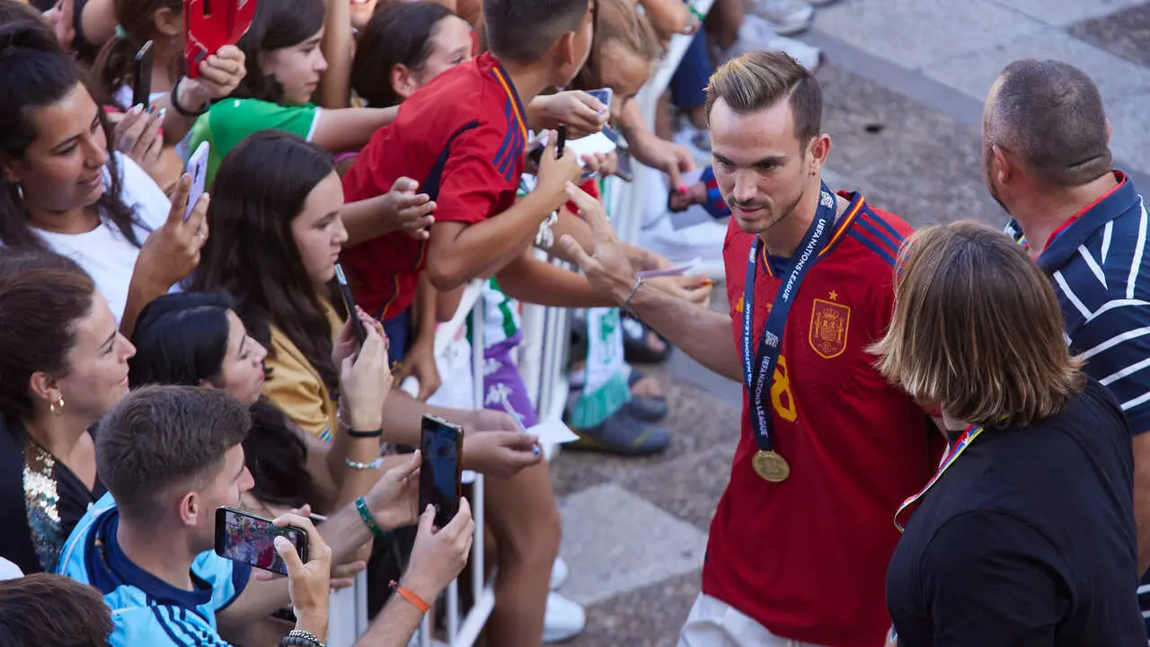 durante la recepci&oacute;n institucional a los jugadores de la selecci&oacute;n espa&ntilde;ola de f&uacute;tbol tras la conquista de la Nations League en los Palacios y Villafranca, a 21 de junio de 2023 en Sevilla (Andaluc&iacute;a, Espa&ntilde;a). El pueblo de los Palacios y Villafranca ha recibido de forma institucional a los jugadores de la selecci&oacute;n espa&ntilde;ola de f&uacute;tbol Jes&uacute;s Navas, Fabi&aacute;n Ruiz, y Pablo "Gavi" tras la conquista de la Nations League.