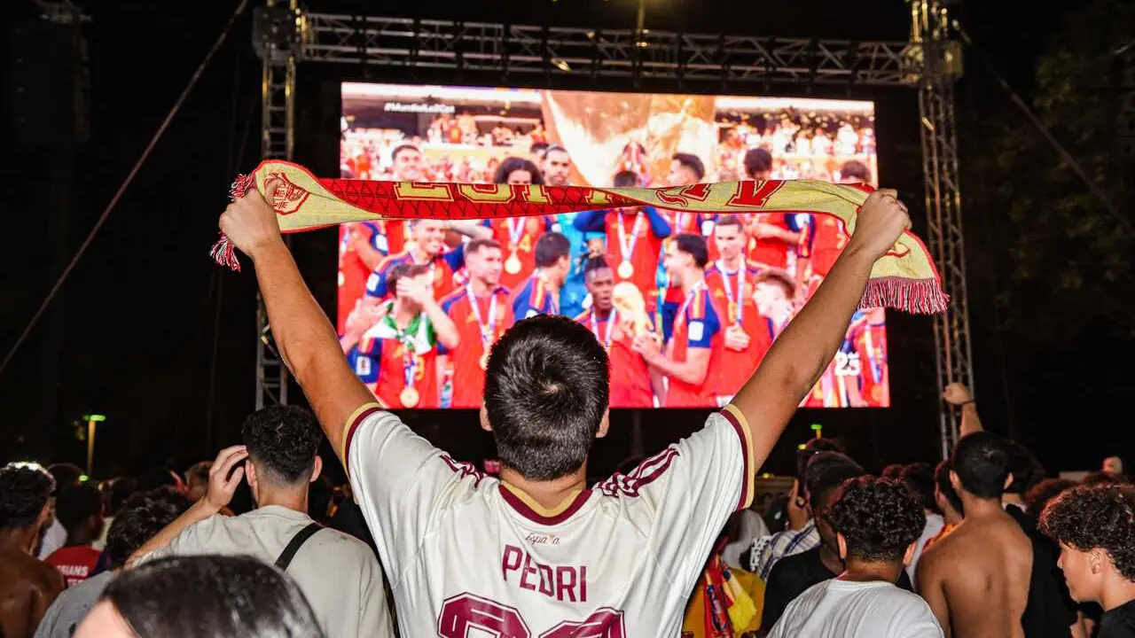 Aficionados espa&ntilde;oles celebran la victoria de la selecci&oacute;n espa&ntilde;ola/argentina en la final del Mundial de f&uacute;tbol 2026, a 19 de julio de 2026, en Madrid (Espa&ntilde;a). Espa&ntilde;a consigue su segunda Copa del Mundo de f&uacute;tbol de la historia, tras su primera victoria e