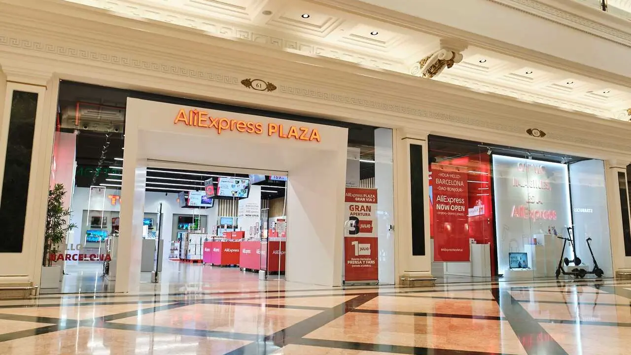 Archivo - Tienda 'AliExpress Plaza' en el Centro Comercial Gran Via 2 de L'Hospitalet de Llobregat (Barcelona)