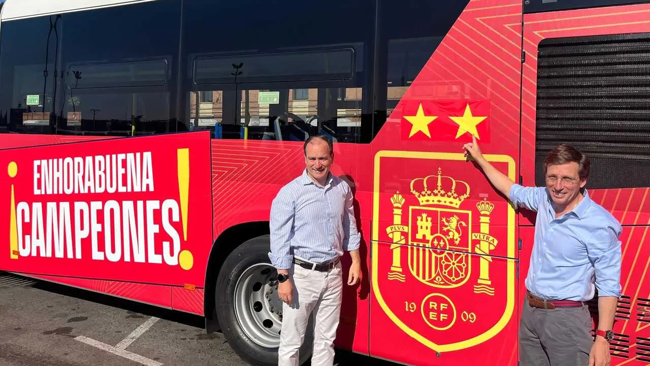 El alcalde de Madrid, Jos&eacute; Luis Mart&iacute;nez-Almeida (i), y el delegado de Urbanismo, Movilidad y Medio Ambiente, Borja Carabante (d), colocan la segunda estrella en un bus de la EMT vinilado en apoyo a la Selecci&oacute;n.