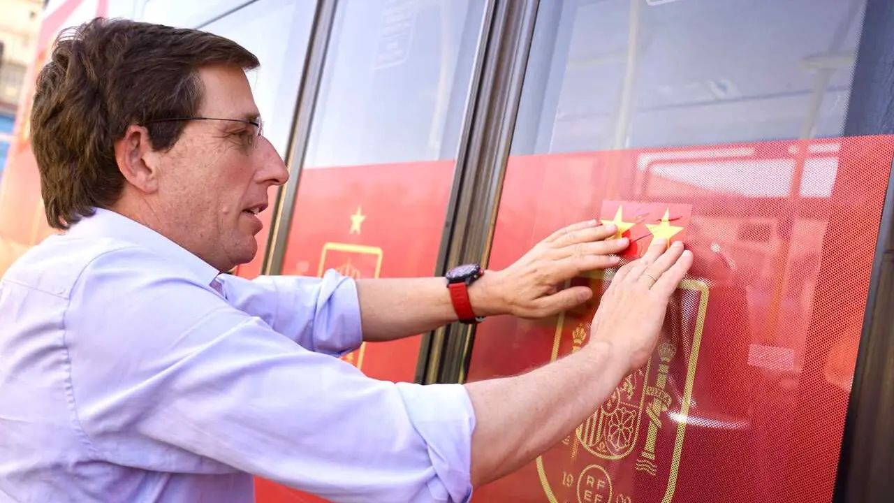 El alcalde de Madrid, Jose Luis Mart&iacute;nez-Almeida, coloca la segunda estrella sobre el escudo de la Selecci&oacute;n en el bus de la EMT dedicado a su victoria en la final del Mundial 2026.